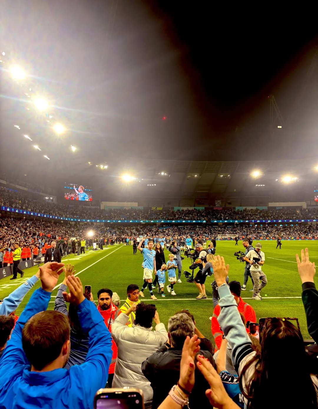 PG-德罗巴重返赛场，夺冠首场状态出色，快船观众沸腾！全场沸腾不已-PG